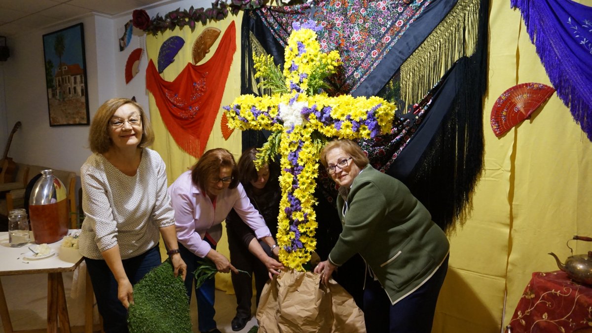 Vecinos decorando y luciendo orgullosos sus Cruces de Mayo. Foto: Ricardo Alba