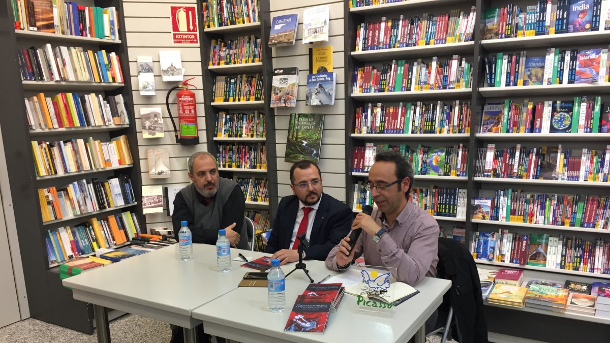 Los poetas Diego Reche y José Luis López Bretones acompañaron al autor.