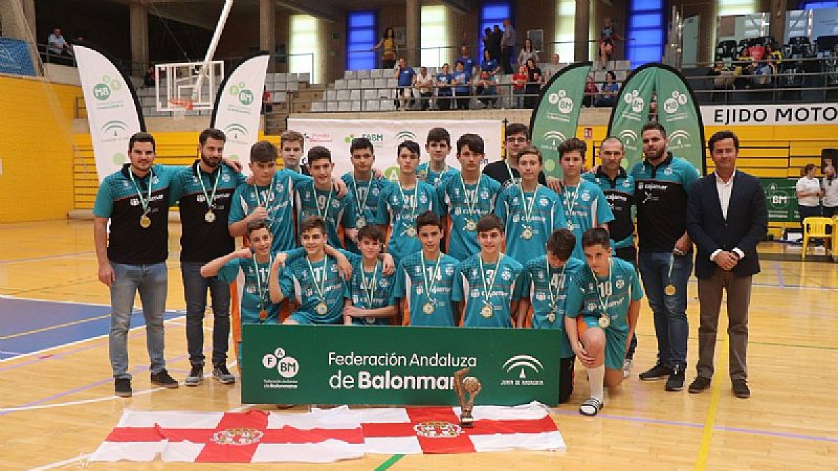 Los niños del Cajamar posan tras el torneo.