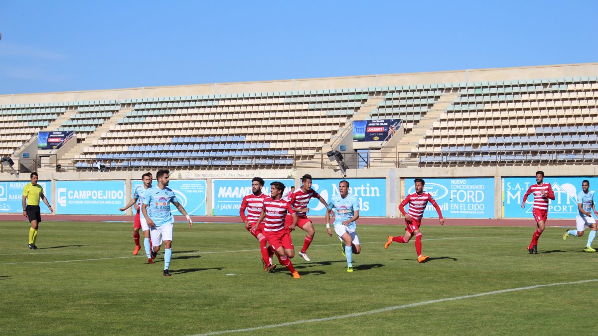 Lance del encuentro entre el CD El Ejido y el Granada B disputado en Santo Domingo.