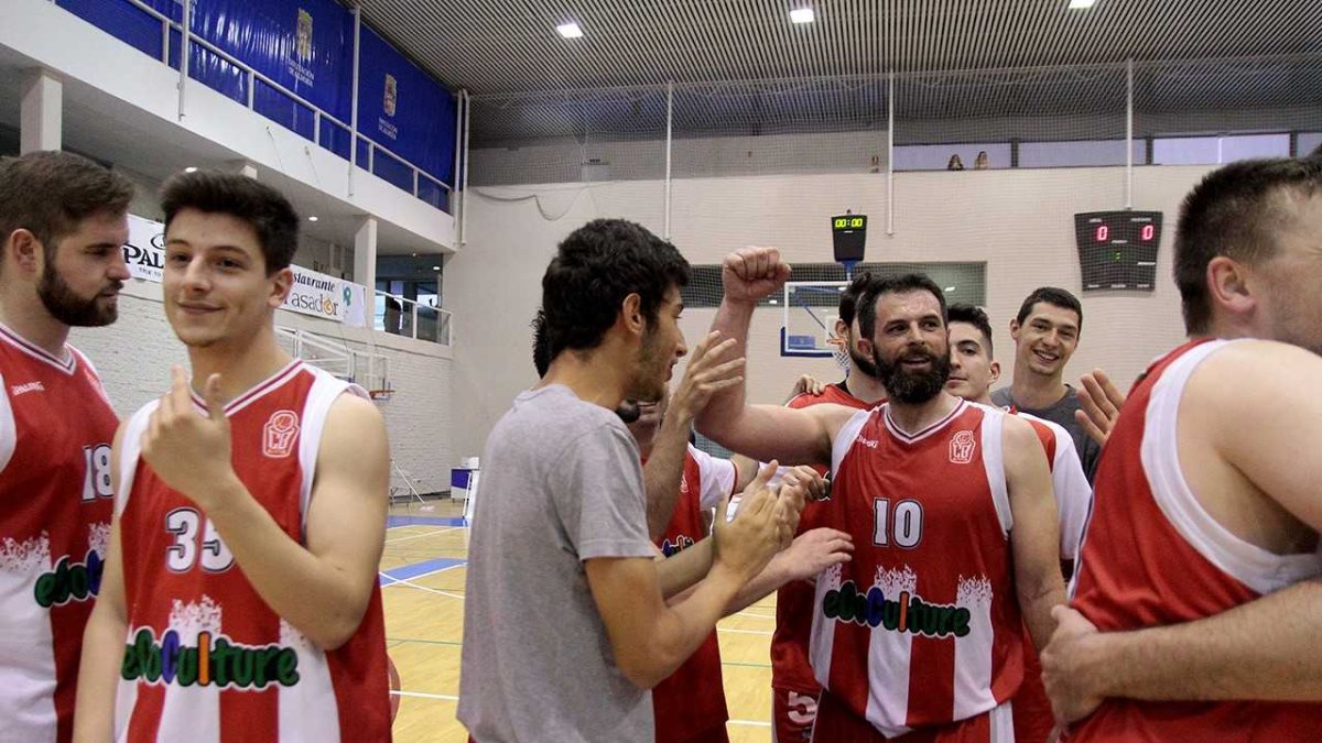 Los jugadores se despiden de su afición.