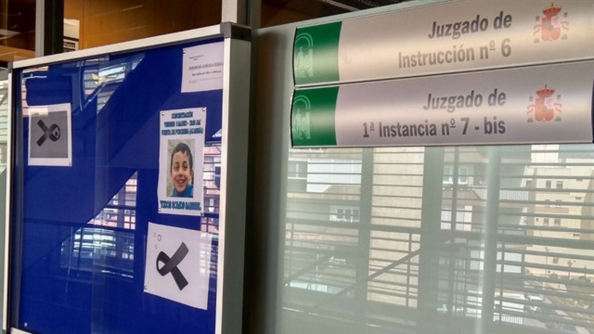 Cartel en recuerdo de Gabriel Cruz cuelga en las oficinas de los Juzgados de Instrucción de Almería.