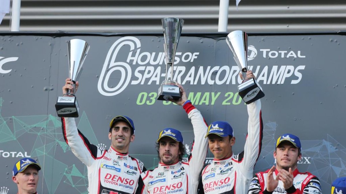 Los tres pilotos en lo más alto del podio