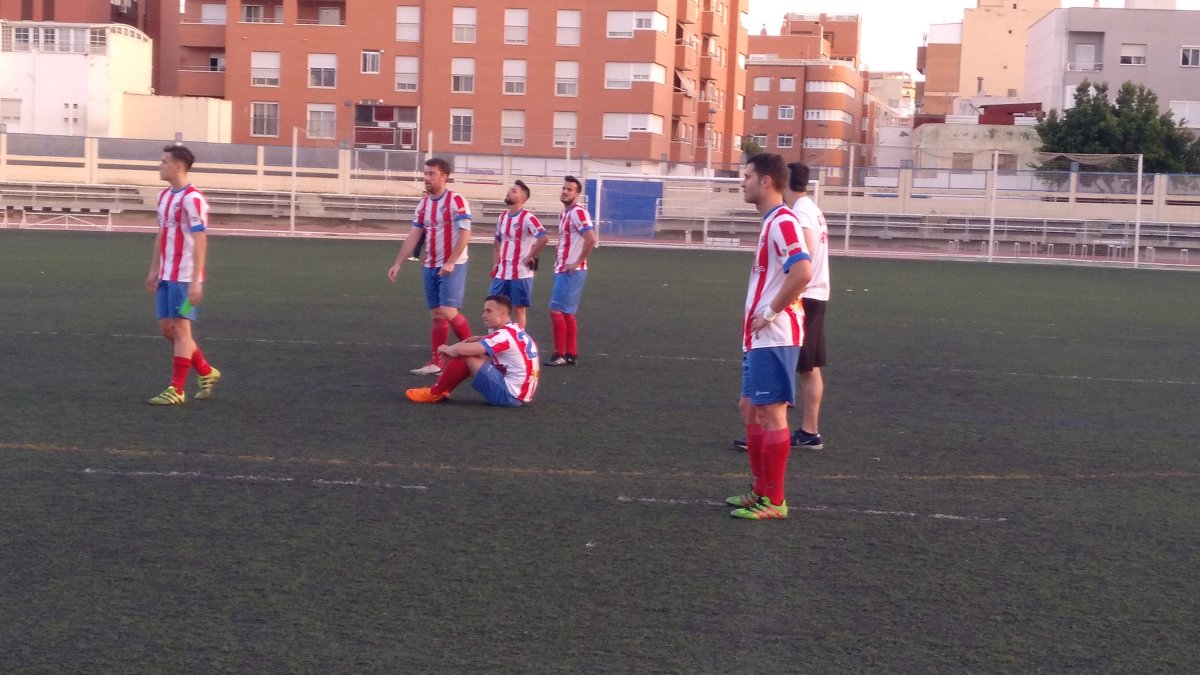 Los futbolistas del Poli tras empatar con el Alhaurino.