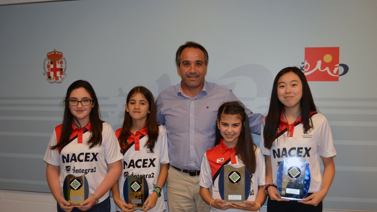 Juanjo Segura con las campeonas.