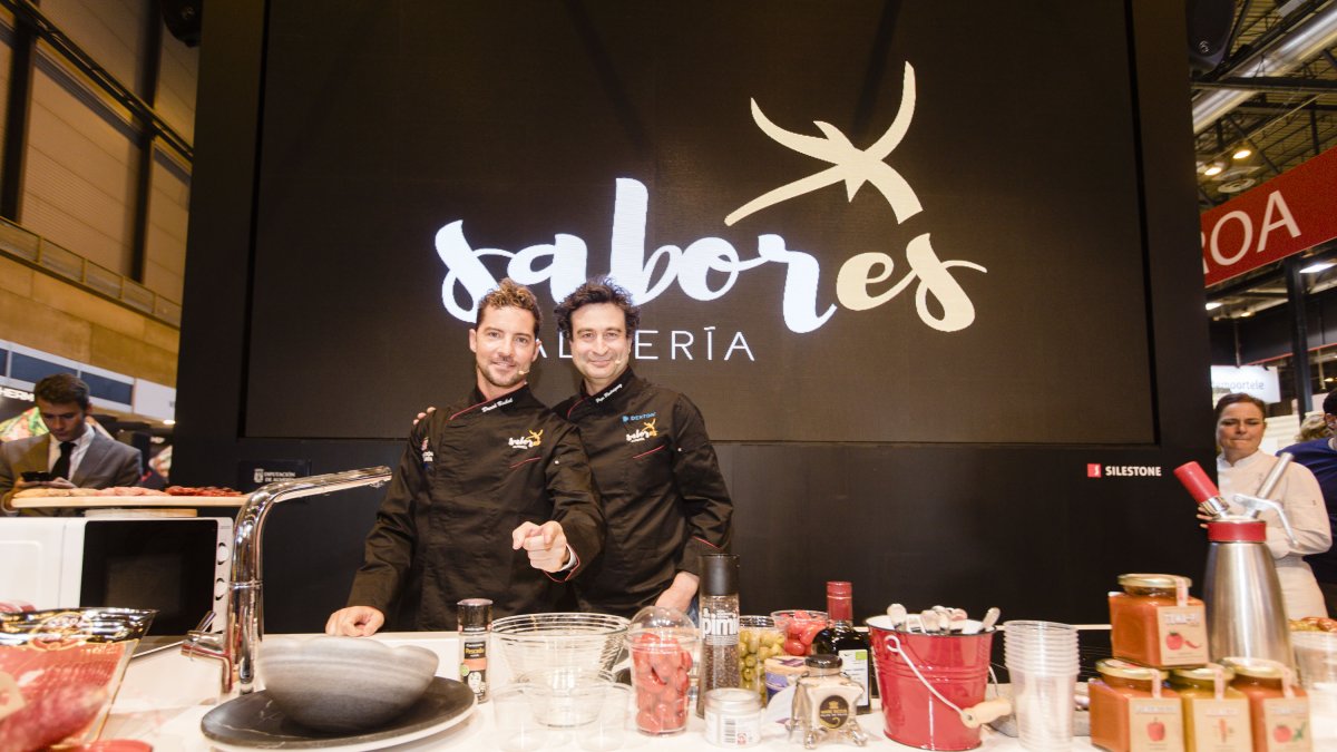 David Bisbal y Pepe Rodríguez, durante el show de cocina en vivo.