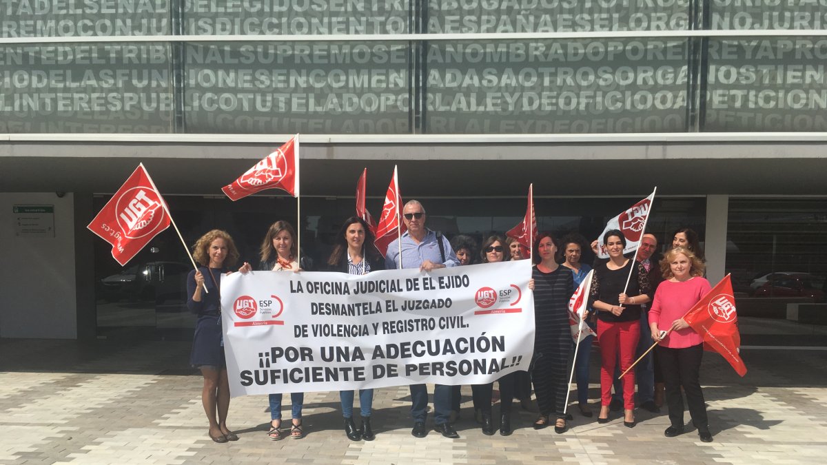 Funcionarios durante la protesta que convocó el sindicato UGT ayer a las puertas de los Juzgados de El Ejido.