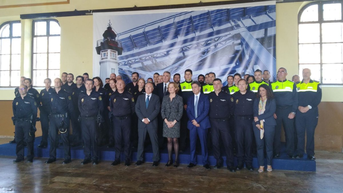 Foto de familia de autoridades y agente
