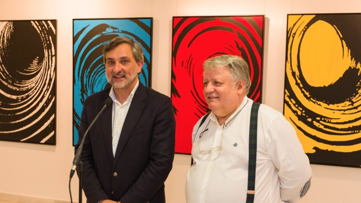 Ángel Escobar, el pintor y algunas de sus obras.