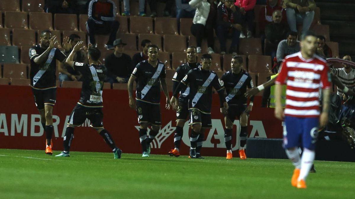 Los jugadores del Rayo ganan a un Granada deprimido.