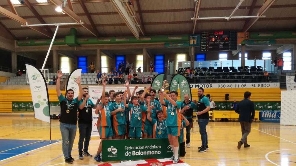 Los campeones posan en la pista del pabellón de El Ejido.