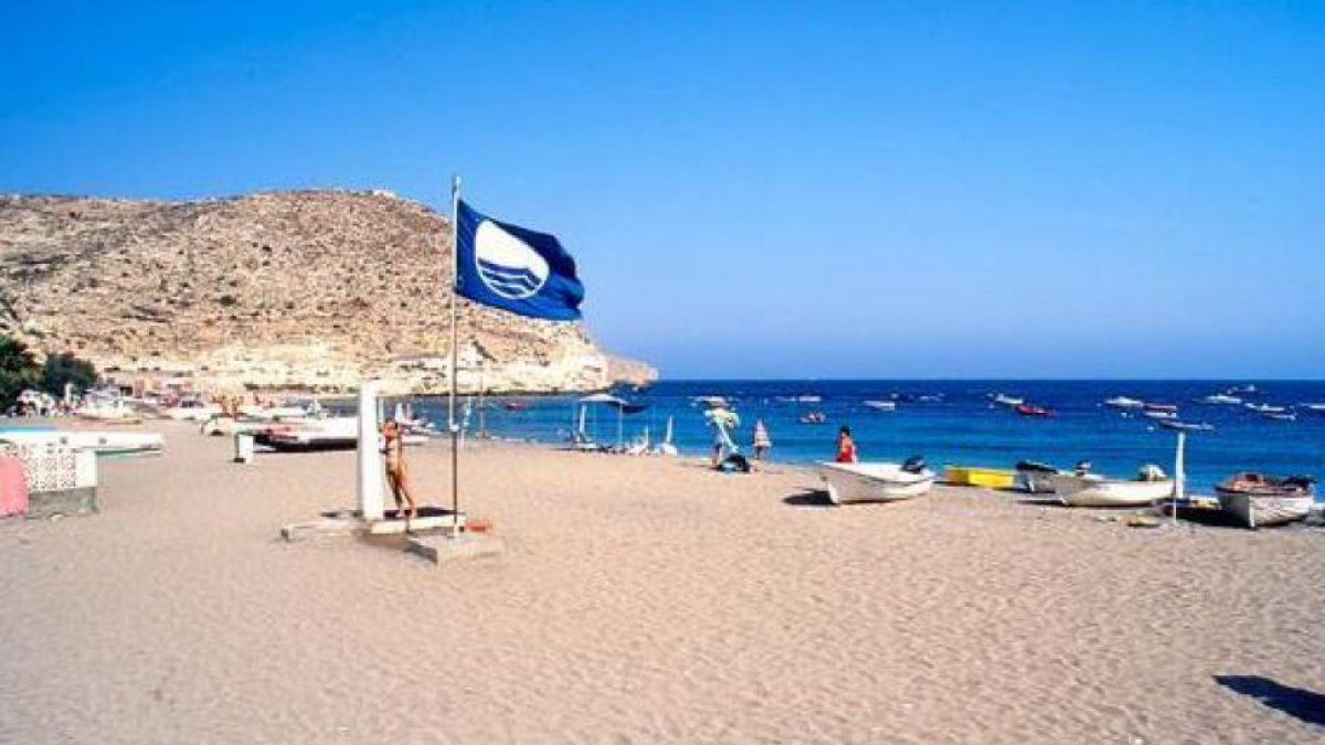 La playa de Aguamarga mantiene la bandera azul.