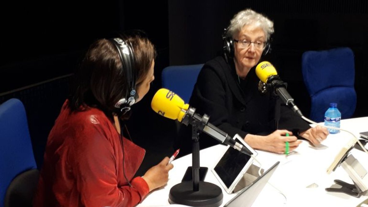 La periodista Soledad Gallego, en los micrófonos de la Cadena SER esta mañana.