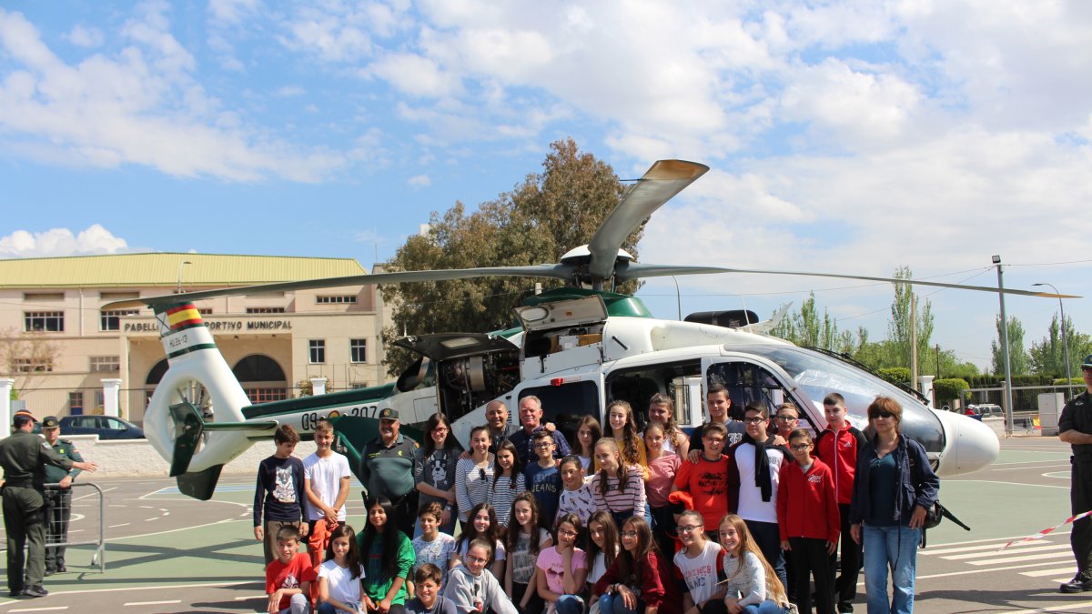 Alumnos del IES Cura Valera con un helicóptero de la Guardia Civil.