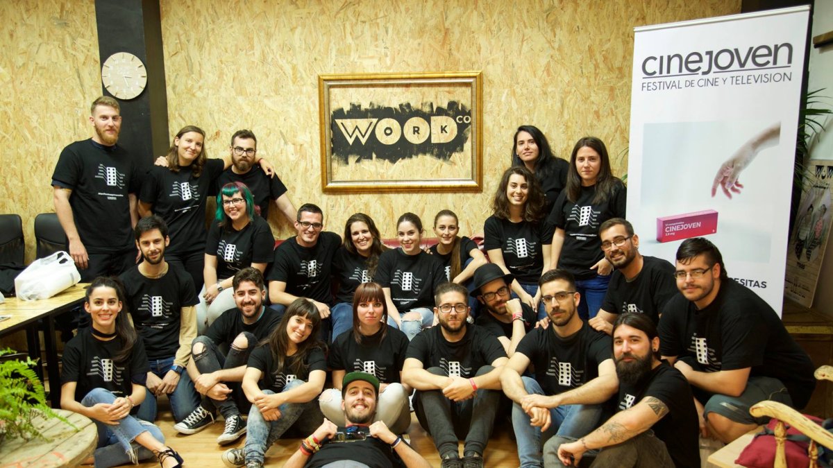 Equipo de Cinejoven en su sede los días del festival, en Wood Work CoWorking.