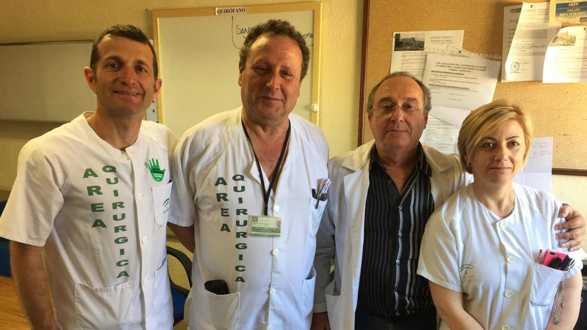 Los doctores Huete Allut, Masegosa y Pedrero, de Neurocirugía, con una enfermera del servicio.