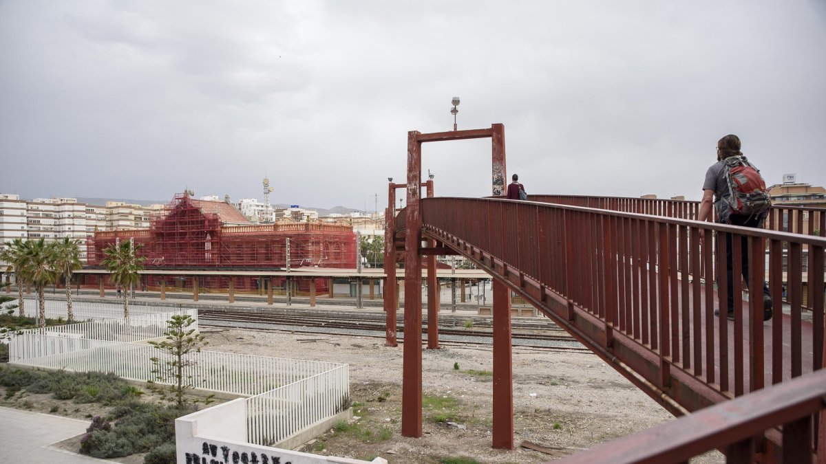 Imagen de la estación antigua en obras y la playa de vías