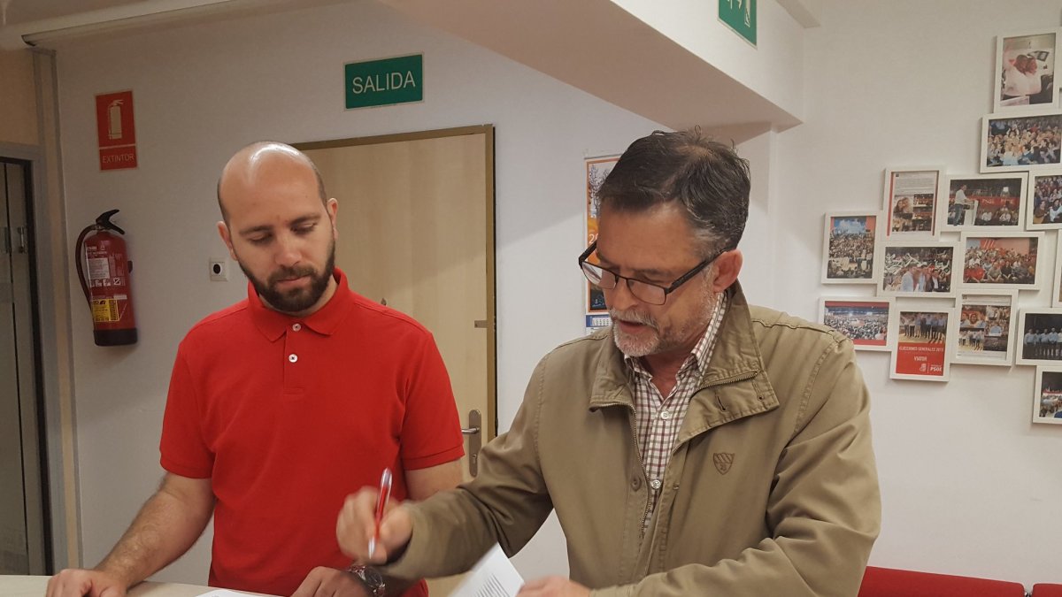 Herrera, a la derecha de la foto, en la sede del PSOE.