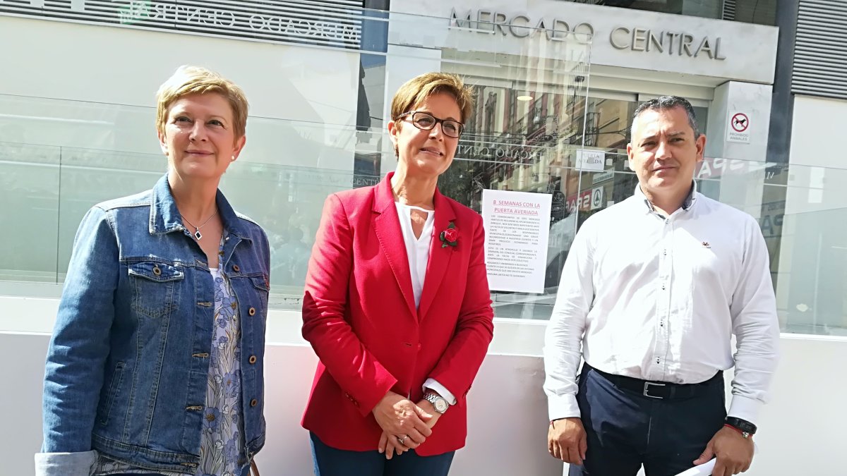 Adriana Valverde en el centro junto a Consuelo Rumí e Indalecio Gutiérrez
