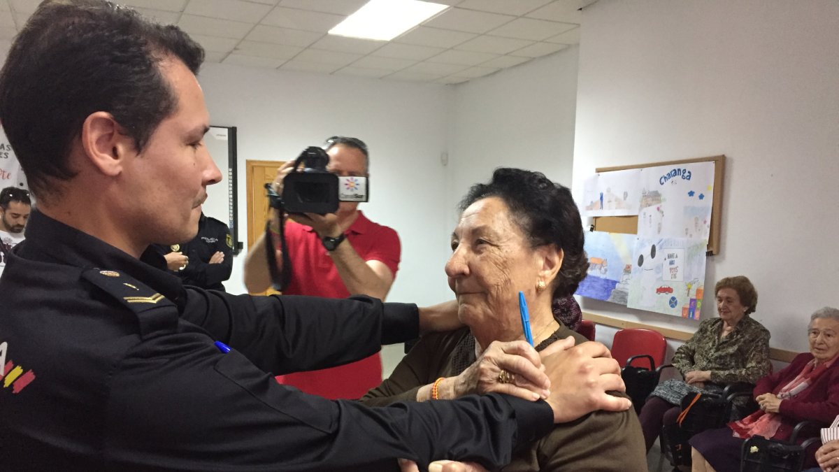 Juan Padilla, agente del área de Participación Ciudadana de la Policía Nacional, con Josefa, que se ha prestado voluntaria.