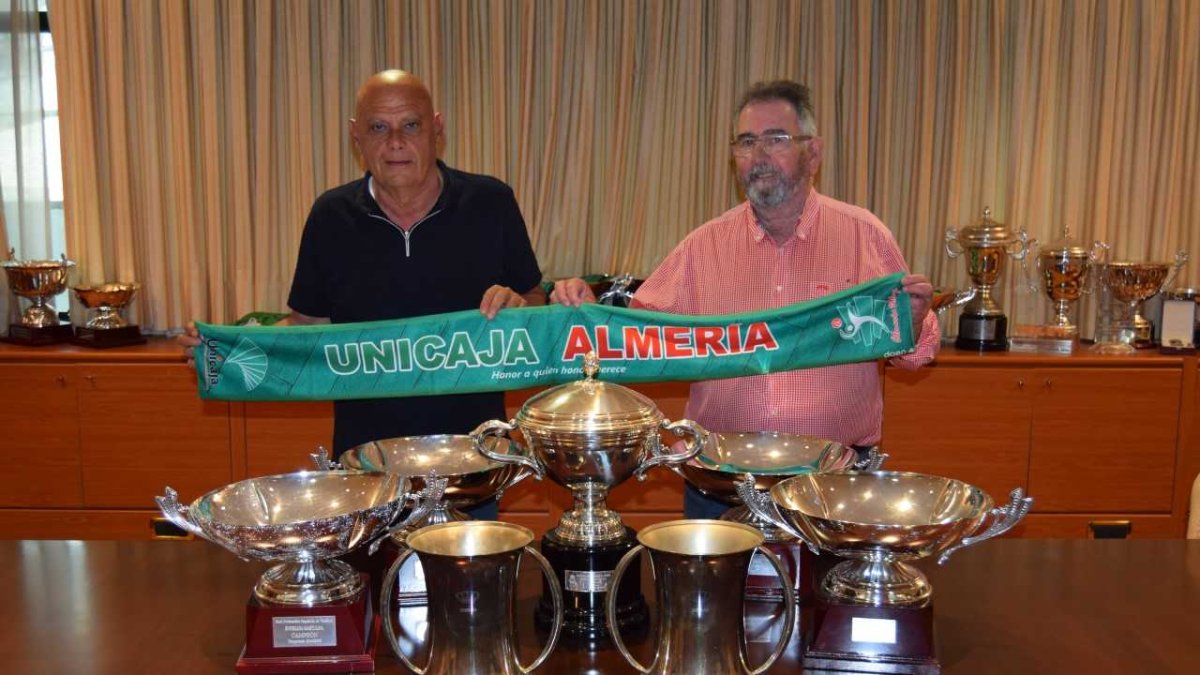 Piero Molducci y Ramón Sedeño con los títulos del italiano.