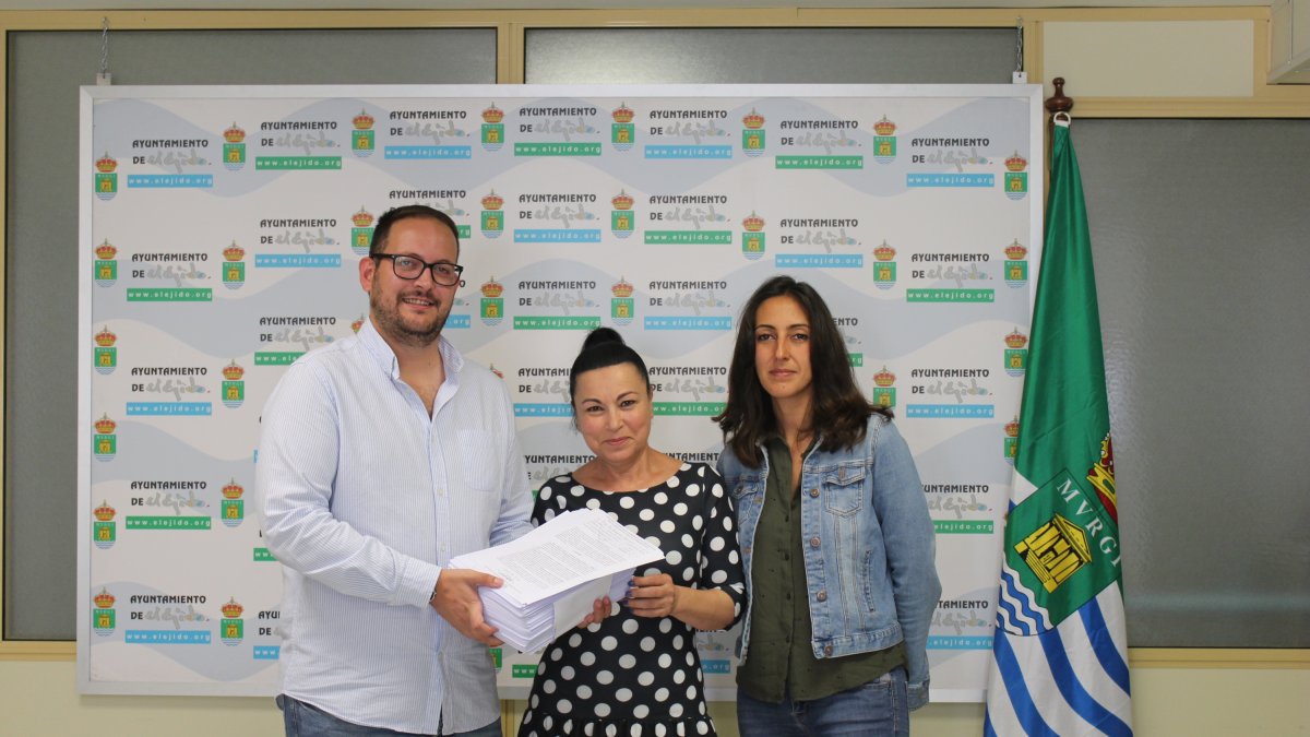 Concejales de IU mostrando las alegaciones presentadas.