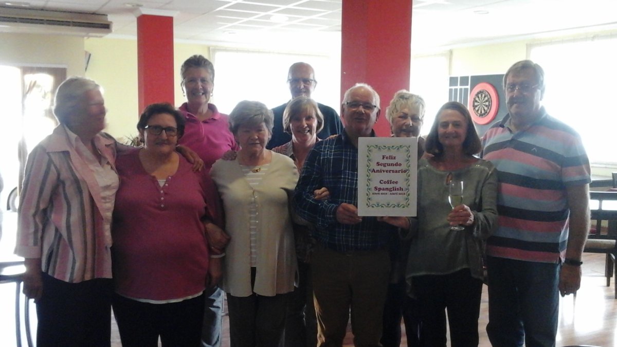 Algunos de los integrantes del ‘Coffe Spanglish’ celebrando el segundo aniversario.