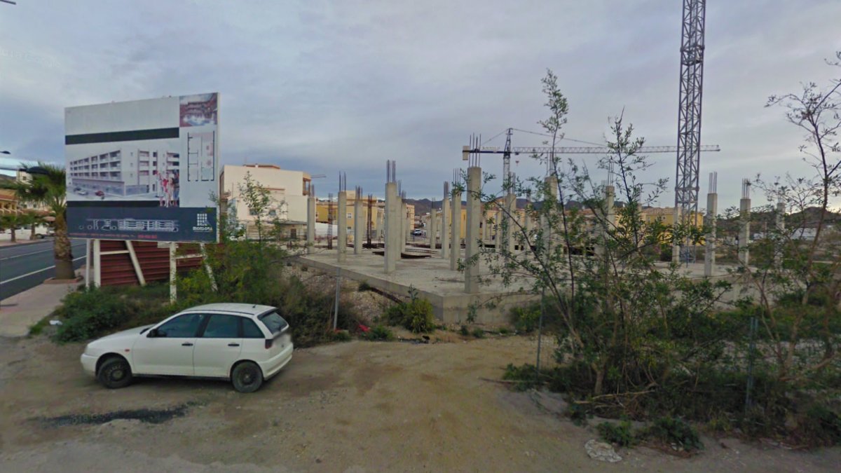 En 2009 aún se podía ver el cartel anunciador de la promoción junto a la obra parada.