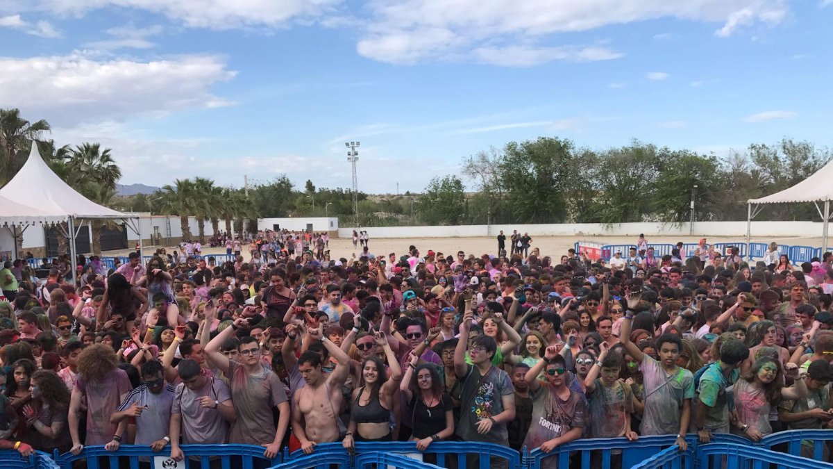 Jóvenes durante la celebración del \'The Fest Colors\' en el recinto ferial de Vera.