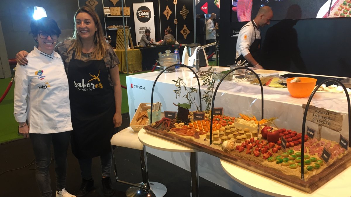 Míriam Hernández ha presentado su creación junto a la diputada Maria del Mar López.