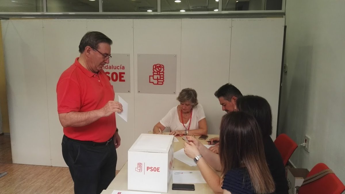 Fernando Martínez vota en unas primarias.