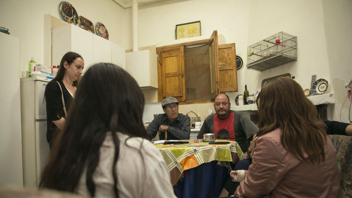 Las dos menores, de espaldas, con sus familias, fotografiadas ayer en Alhama de Almería.