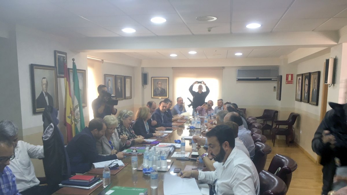 La sede  del Puerto de Almería fue el escenario donde se reunieron los representantes del sector con Clara Aguilera.