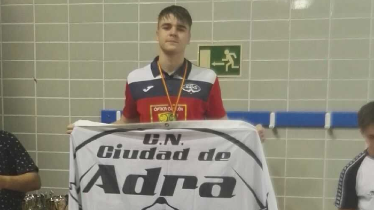 Gonzalo Marín recogiendo su medalla.