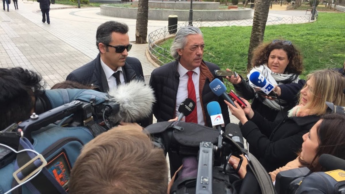 Los abogados Miguel Ángel Torres y Francisco Torres atienden a los medios a la salida de los juzgados, en una imagen de archivo.