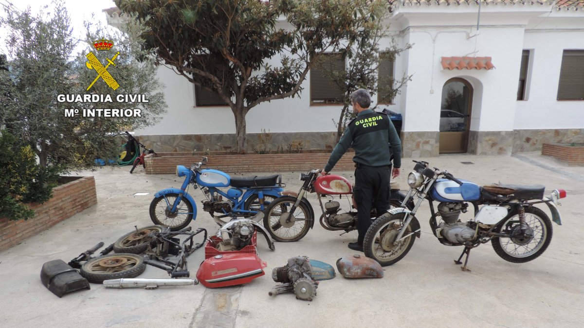 Un agente junto a a algunas de las piezas recuperadas.