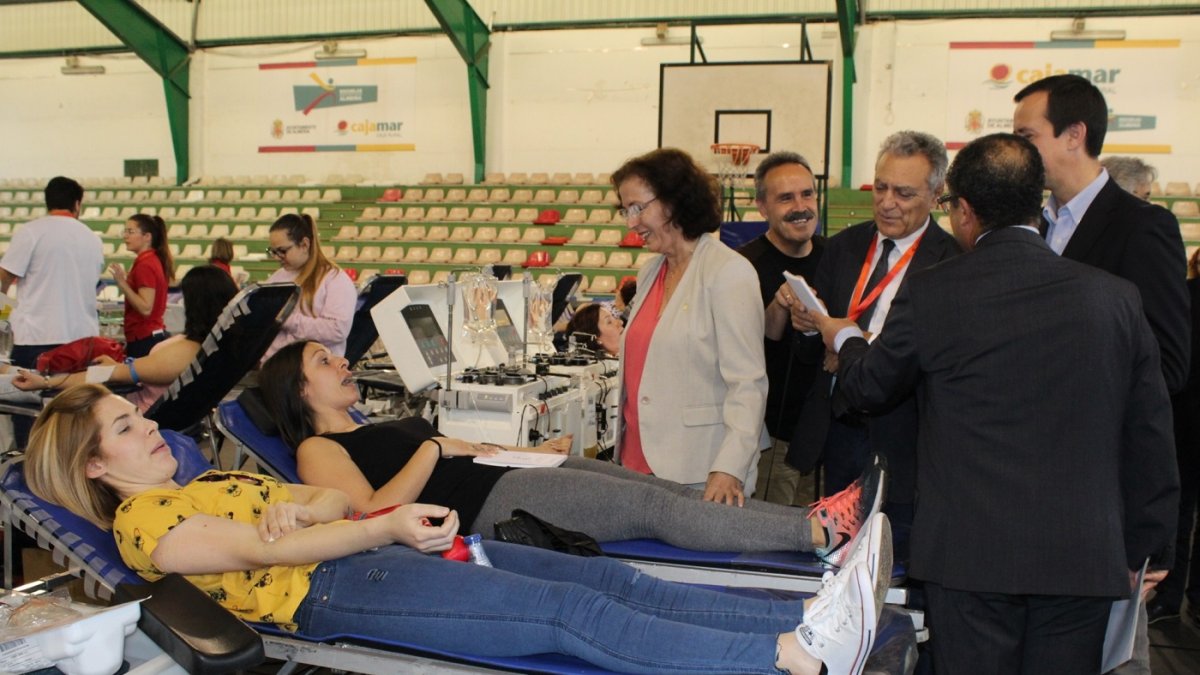 La delegada del Gobierno, Gracia Fernández, conversa con dos donantes en el Rafael Florido.