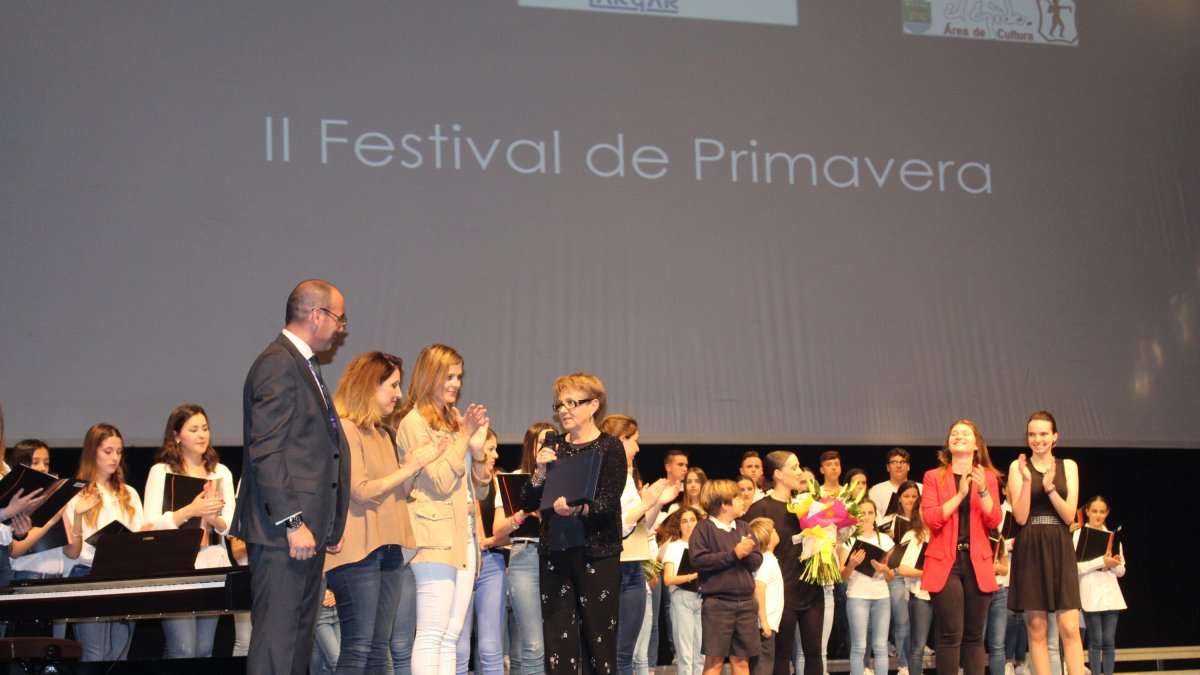 Entrega de una placa conmemorativa de la Presidenta de Argar, Rosa Onieva, al director del SEK, Luis Carlos Jiménez.