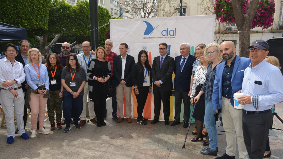 Asistentes institucionales en la lectura del manifiesto del Día Mundial del Lupus, hoy en la Plaza del Educador de la capital.