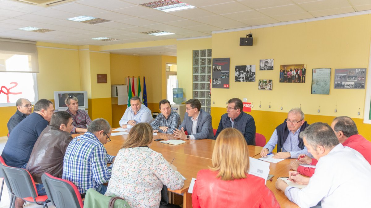 Algunos de los candidatos, reunidos con la Mesa del Agua.