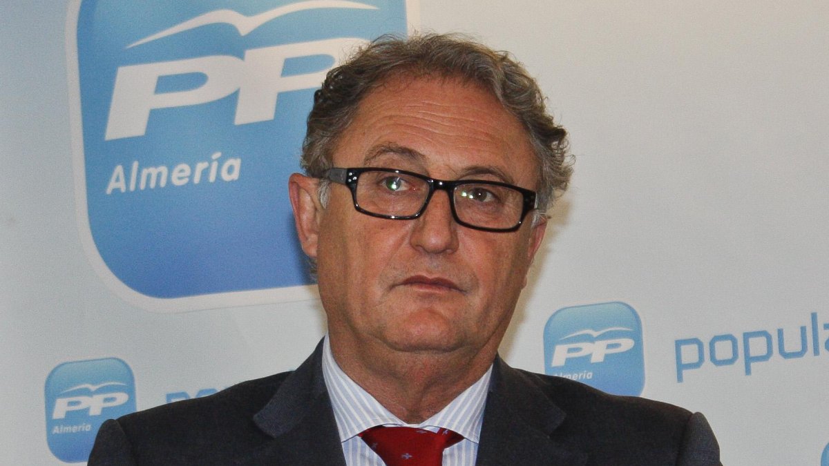 Jesús Caicedo era alcalde de Cuevas en 2004.