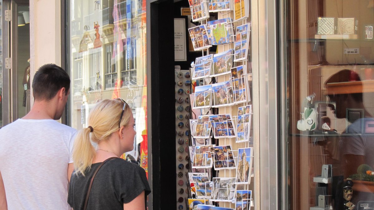 Turistas curioseando en un puesto de souvenirs en la provincia.