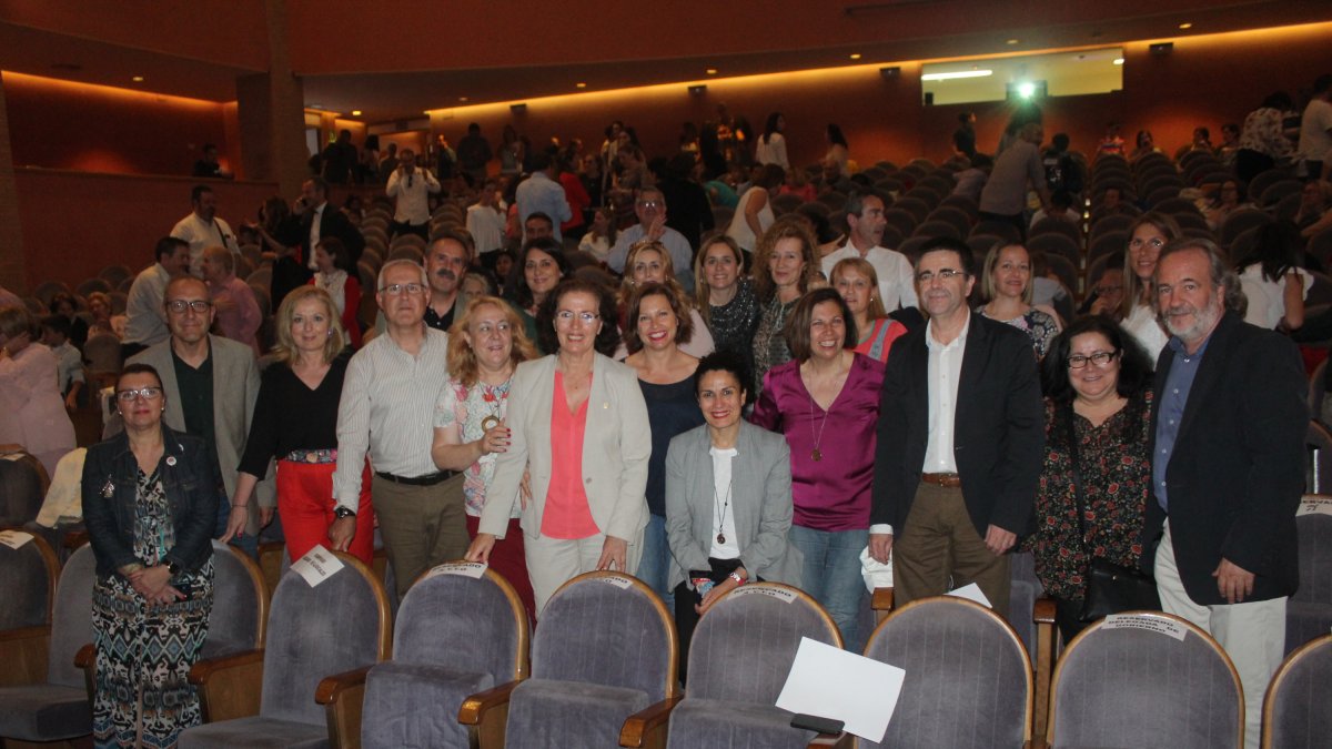 La delegada de Gobierno y el delegado de Cultura junto a los directores y jefes de estudios de los colegios participantes en la gala.