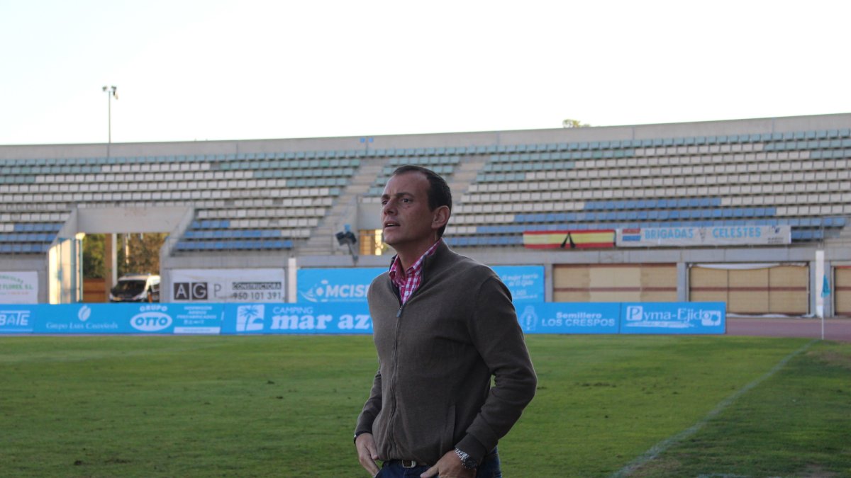 Alberto González dirigiendo al equipo en Santo Domingo.