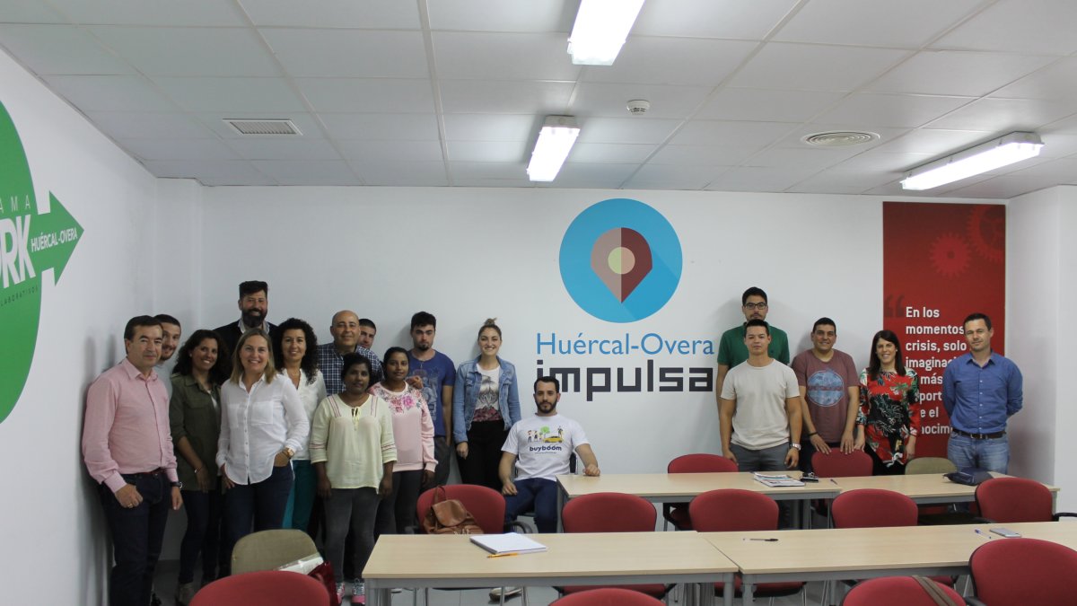 El alcalde con los jóvenes empresarios durante su visita.