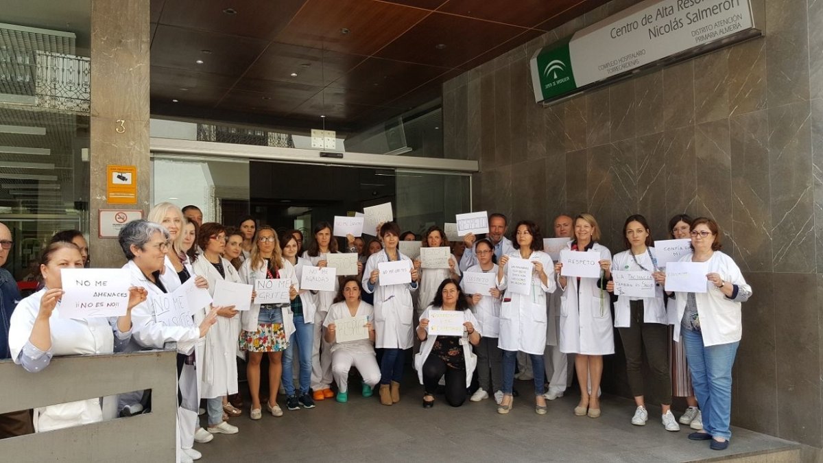 Concentración a las puertas del CARE Nicolás Salmerón.