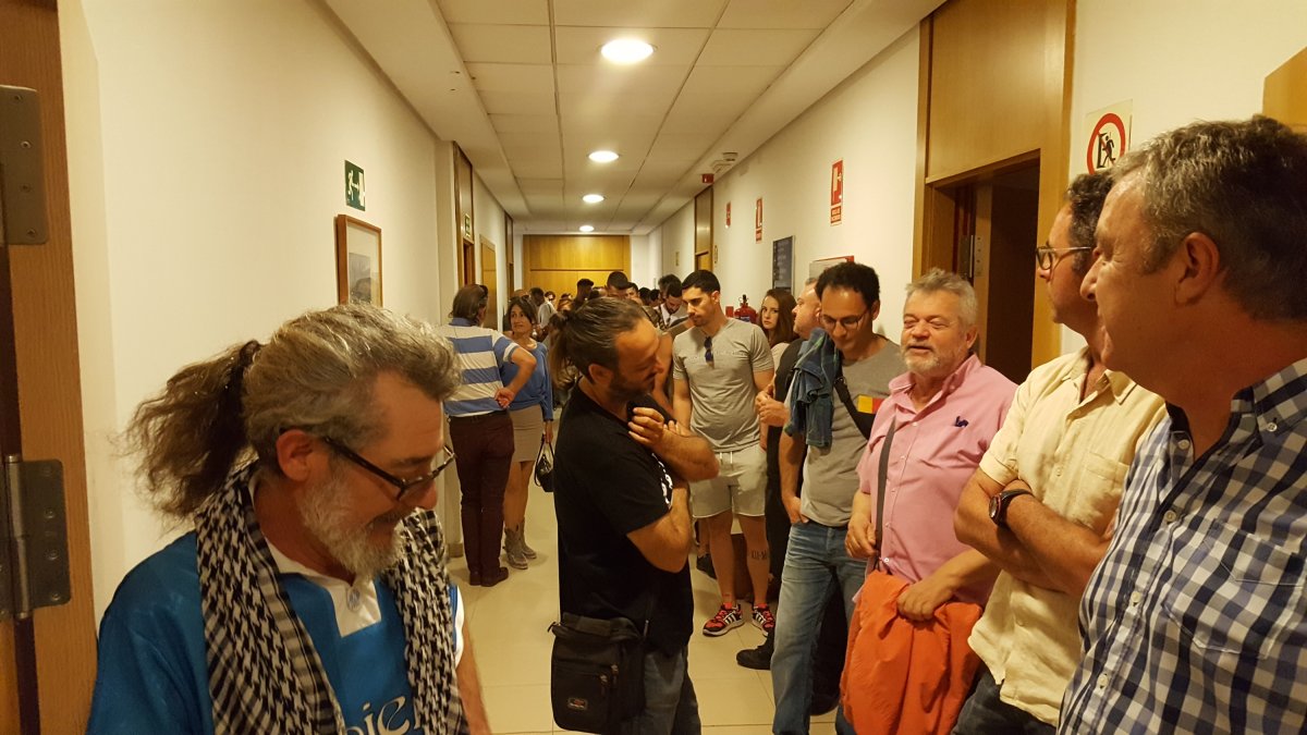 Los candidatos hacen cola para realizar el casting ayer en el Hotel Tryp Indalo.