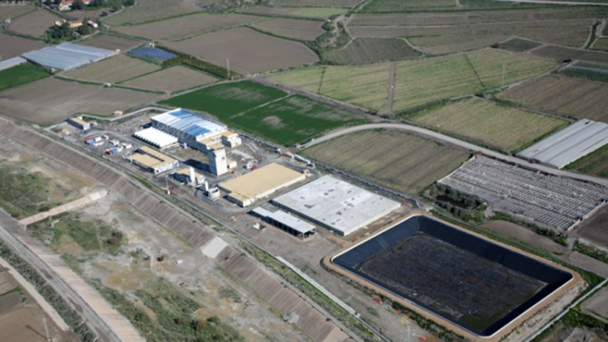 La desaladora de Villaricos, averiada desde la riada de San Wenceslao en 2012, está a un tiro de honda de la cuenca del Segura.