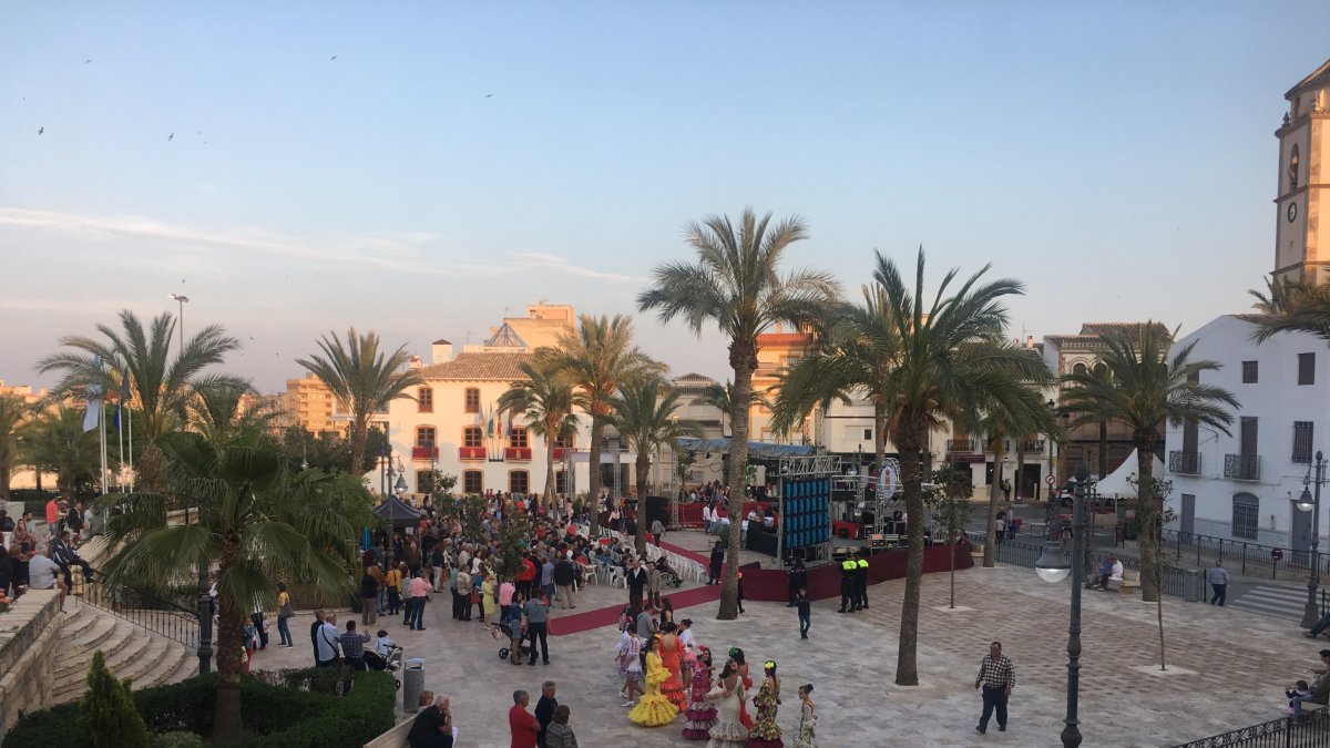 Cientos de personas acudieron ayer al acto de inauguración de la Plaza Mayor que se prolongó durante parte de la noche.