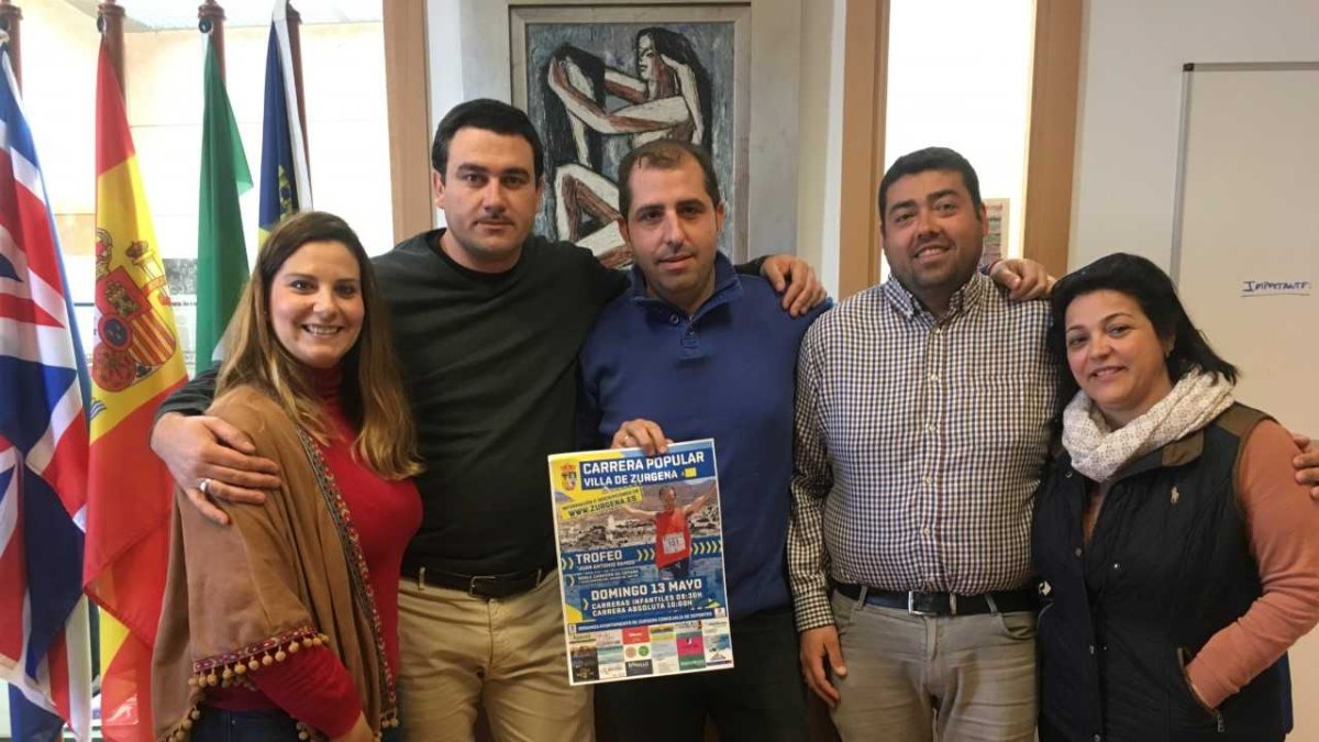 El ayuntamiento de Zurgena con su campeón.